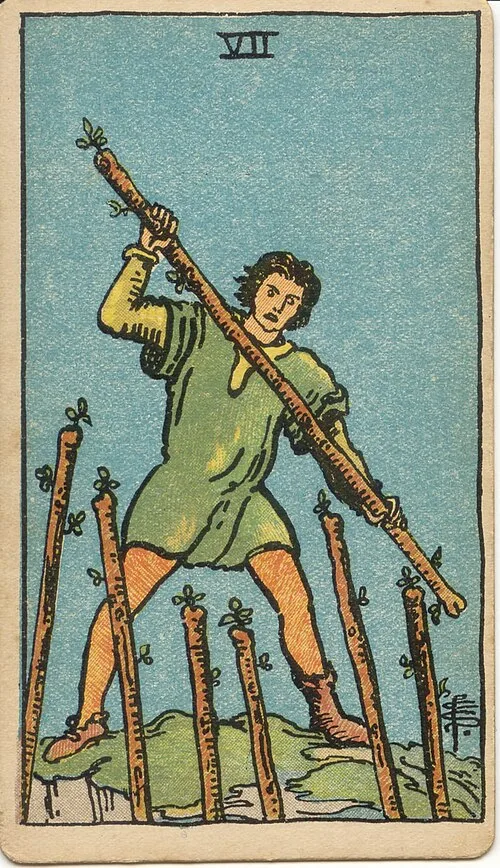 Tranh lá bài Bảy Gậy (Seven of Wands)