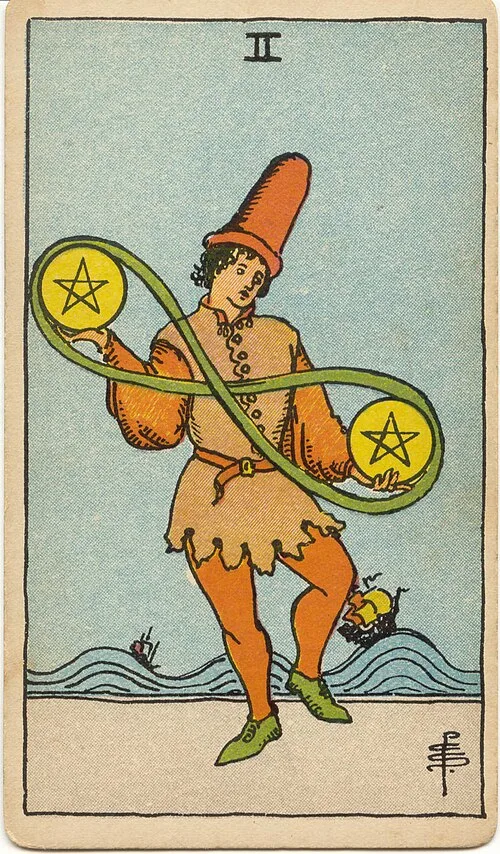 Tranh lá bài Hai Tiền (Two of Pentacles)