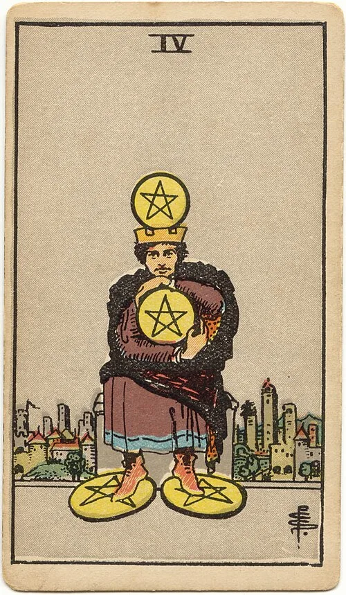 Tranh lá bài Bốn Tiền (Four of Pentacles)